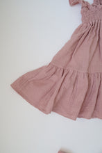 Kép betöltése a galériamegjelenítőbe: Fodros hosszú ruha OLD ROSE
